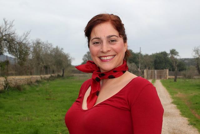 Look Lucía con trench rojo