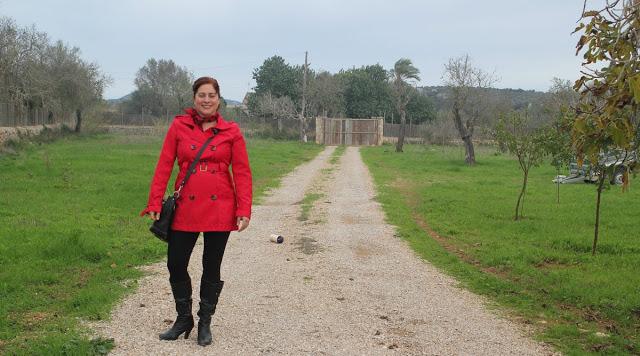 Look Lucía con trench rojo