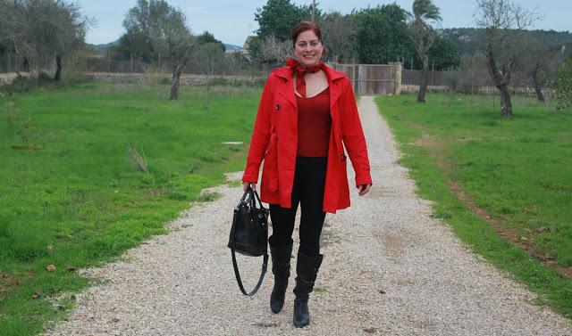 Look Lucía con trench rojo