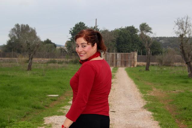 Look Lucía con trench rojo