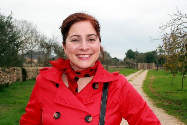 Look Lucía con trench rojo
