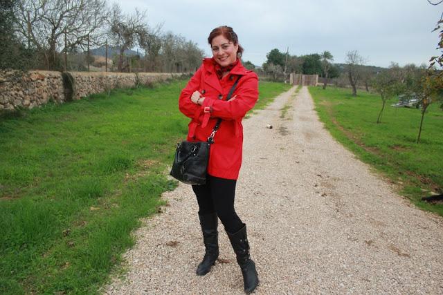 Look Lucía con trench rojo
