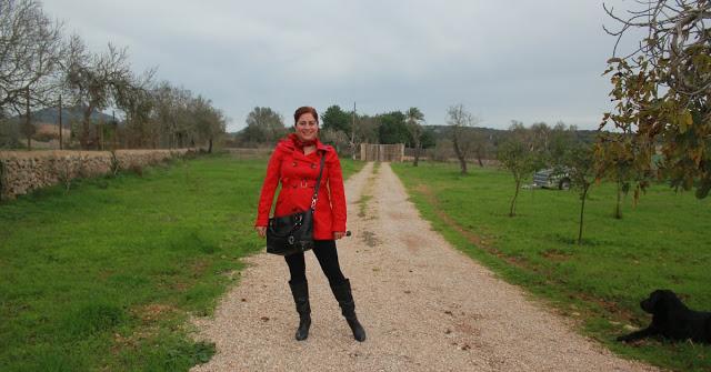 Look Lucía con trench rojo
