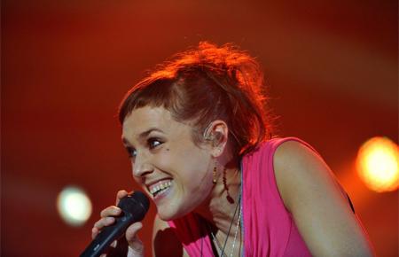 Zaz jugando con su público