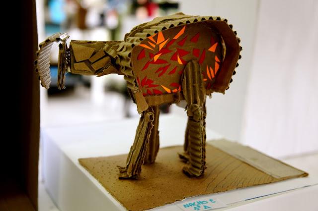 Recicla, abstrae, crea. Esculturas con la piel de cartón