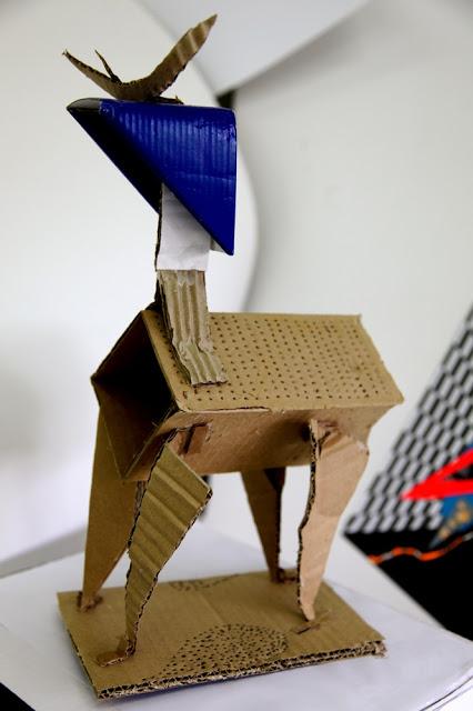 Recicla, abstrae, crea. Esculturas con la piel de cartón