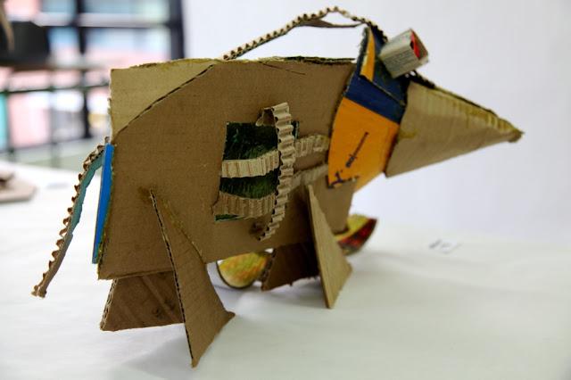 Recicla, abstrae, crea. Esculturas con la piel de cartón