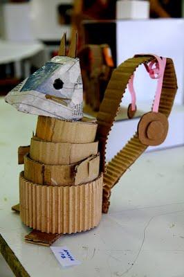 Recicla, abstrae, crea. Esculturas con la piel de cartón