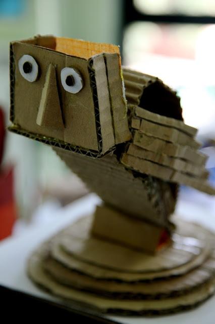 Recicla, abstrae, crea. Esculturas con la piel de cartón