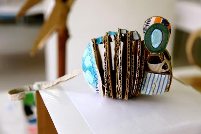 Recicla, abstrae, crea. Esculturas con la piel de cartón