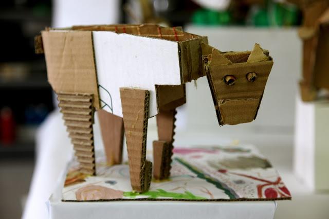 Recicla, abstrae, crea. Esculturas con la piel de cartón