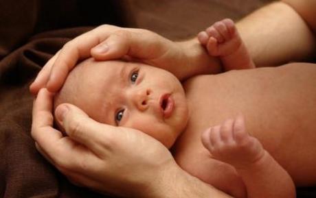 La madre realmente moldea el cerebro del bebé durante el primer año de vida