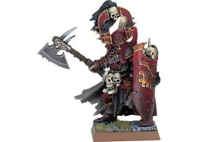 Masilla fresca en sus enjoyados dedos