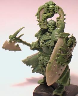 Masilla fresca en sus enjoyados dedos