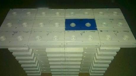 Base de mesa de centro hecha a base de cintas VHS reciclar cintas de video vhs como si fueran ladrillos mesa