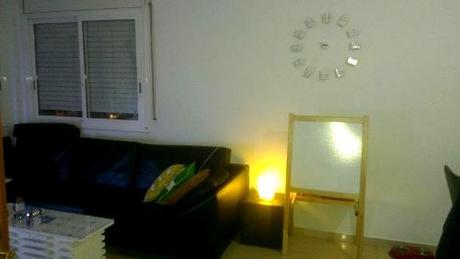 Salón con reloj de fichas de dominó hechas con cajas de cerillas y mesa de centro de cintas VHS reciclar reloj hacer fichas de domino con cajas de cerillas reutilizar cintas de video vhs para construir mesa
