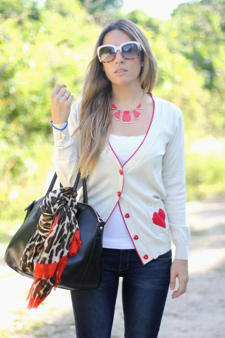 Fashion blogger Mónica Sors (Mes Voyages à Paris) wearing jeans