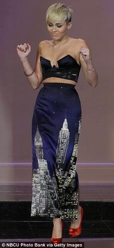 Miley Cyrus wows in Manhattan skyline skirt on 'Tonight Show With Jay Leno'