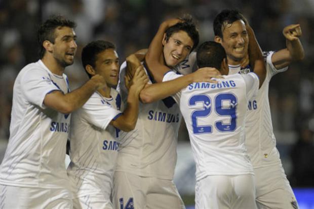 Sin lucir, Vélez defendió la punta