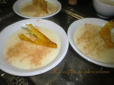 Arroz con leche con láminas de caramelo