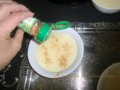 Arroz con leche con láminas de caramelo