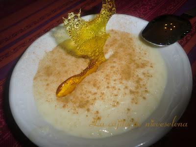 Arroz con leche con láminas de caramelo