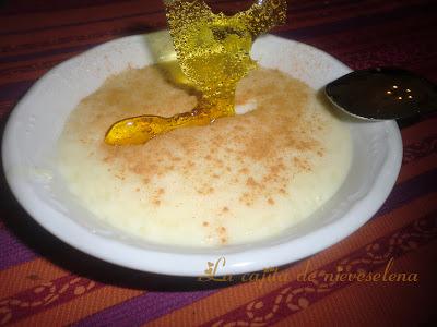 Arroz con leche con láminas de caramelo