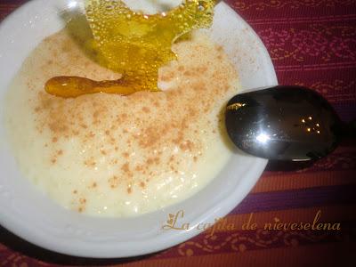 Arroz con leche con láminas de caramelo