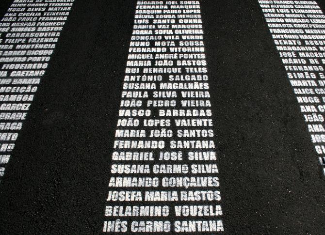 Un paso de peatones formado por las víctimas de los accidentes de tráfico