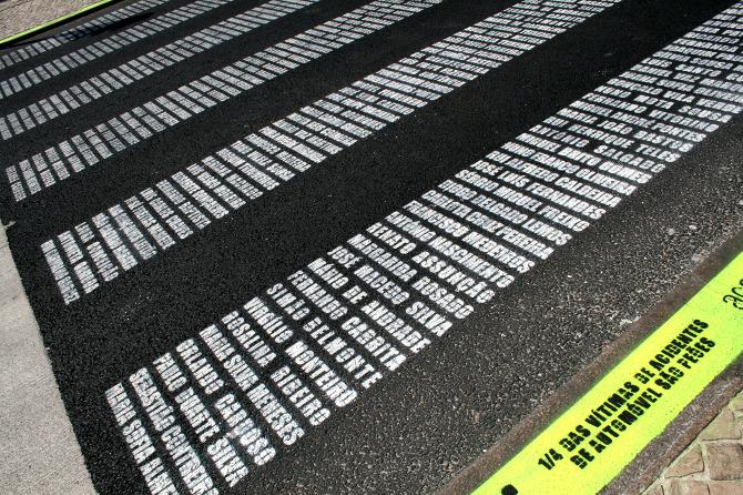 Un paso de peatones formado por las víctimas de los accidentes de tráfico