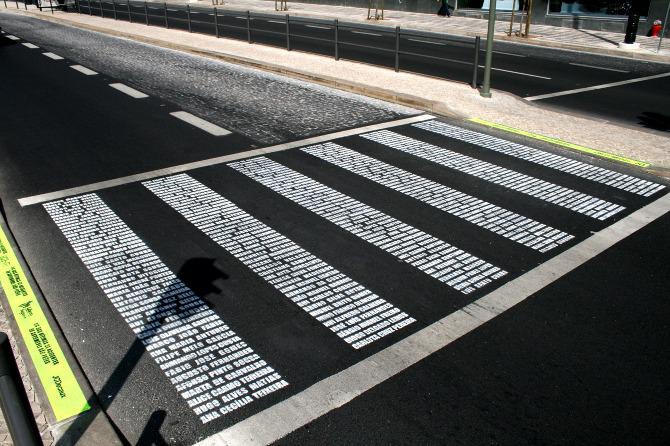 Un paso de peatones formado por las víctimas de los accidentes de tráfico