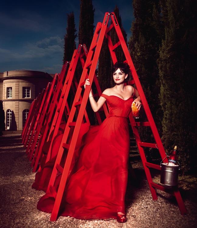 Penelope Cruz, nueva y roja imagen del Calendario Campari