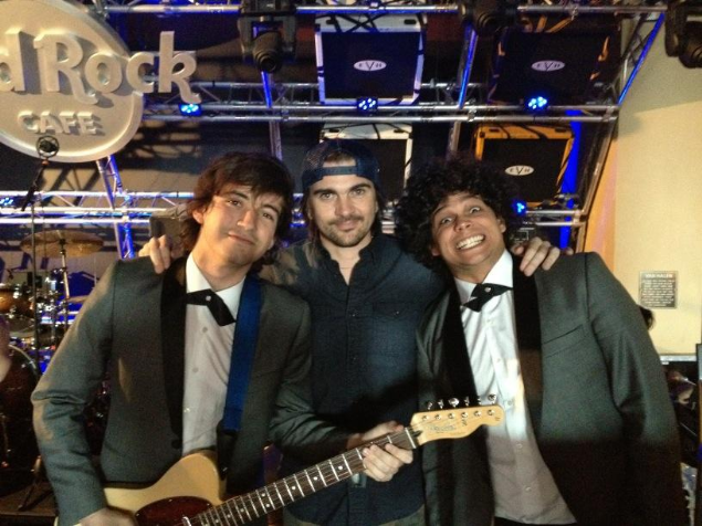 @LOSMESONEROS  se la tripean en los Grammy