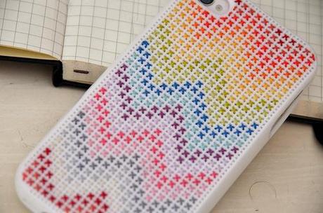 Carcasa de iPhone bordada con colores en punto de cruz DIY funda iphone personalizada chevron colores