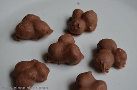 Bombones de chocolate con leche y avellana caramelizada