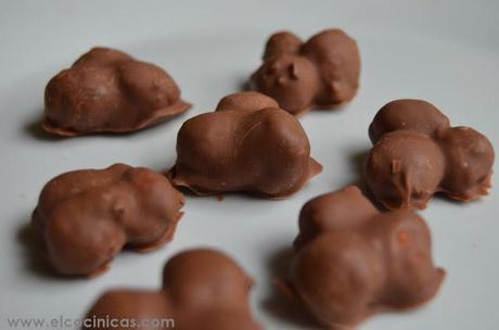 Bombones de chocolate con leche y avellana caramelizada