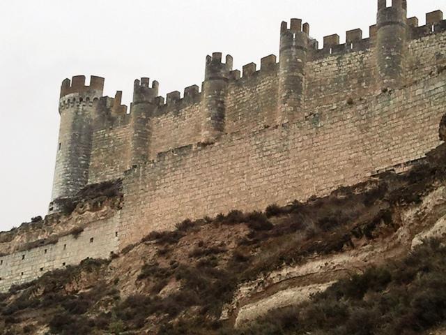 La sombra del Castillo de Peñafiel es mucho menos famosa que su silueta, es lo que le pasa a las sombras…