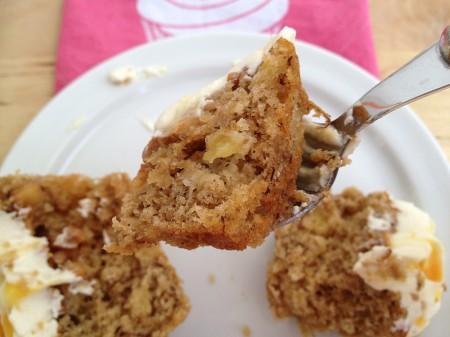 recetas cupcakes con fruta receta perfecta de magdalenas receta de cupcakes con plátano postres para el café Nigella Lawson Nigella Bites muffins tipo starbucks muffins de plátano y manzana muffins de frutas muffins con canela How to be a Domestic Goddess: Baking and the Art of Comfort Cooking frosting con nata y mascarpone frosting con mascarpone fotografía de postres el mejor frosting diseño de postres como hacer muffins como hacer cupcakes 