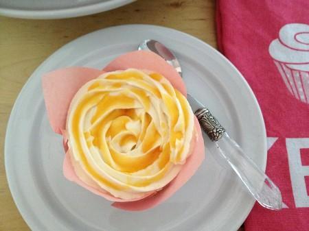 recetas cupcakes con fruta receta perfecta de magdalenas receta de cupcakes con plátano postres para el café Nigella Lawson Nigella Bites muffins tipo starbucks muffins de plátano y manzana muffins de frutas muffins con canela How to be a Domestic Goddess: Baking and the Art of Comfort Cooking frosting con nata y mascarpone frosting con mascarpone fotografía de postres el mejor frosting diseño de postres como hacer muffins como hacer cupcakes 