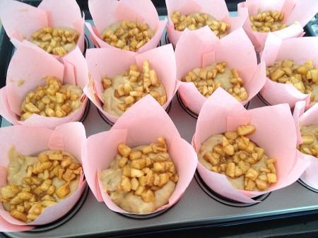 recetas cupcakes con fruta receta perfecta de magdalenas receta de cupcakes con plátano postres para el café Nigella Lawson Nigella Bites muffins tipo starbucks muffins de plátano y manzana muffins de frutas muffins con canela How to be a Domestic Goddess: Baking and the Art of Comfort Cooking frosting con nata y mascarpone frosting con mascarpone fotografía de postres el mejor frosting diseño de postres como hacer muffins como hacer cupcakes 