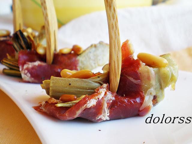 Pintxo de alcachofa con jamón y piñones