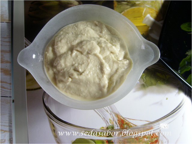 Ensalada de langostinos con vinagreta de almendras