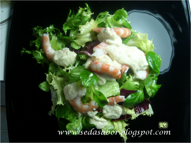 Ensalada de langostinos con vinagreta de almendras