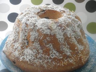 Kougelhopp o Kougloph de almendra caramelizada y arándanos