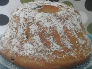 Kougelhopp o Kougloph de almendra caramelizada y arándanos