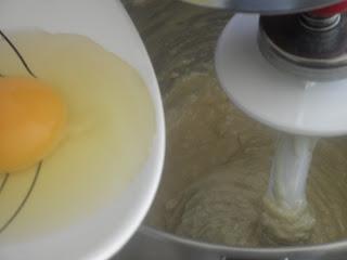 Kougelhopp o Kougloph de almendra caramelizada y arándanos