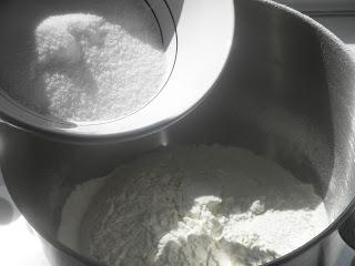 Kougelhopp o Kougloph de almendra caramelizada y arándanos