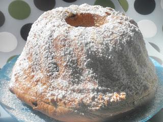 Kougelhopp o Kougloph de almendra caramelizada y arándanos