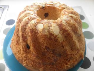 Kougelhopp o Kougloph de almendra caramelizada y arándanos