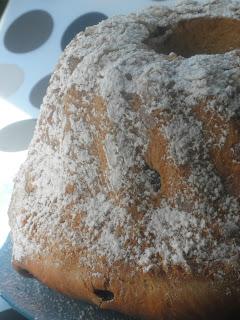 Kougelhopp o Kougloph de almendra caramelizada y arándanos